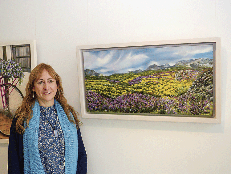 La artista y docente Cristina Masa posa ante uno de las obras que expone en la galería Alemi. | VICENTE GARCÍA