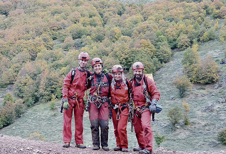 Grupo de espeleólogos que recorrió, fotografió y grabó el interior de la mina.