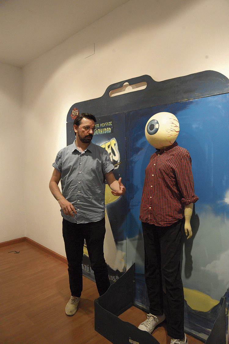 Un personaje con el ojo en su cara de la muestra ‘Los visitantes’. | MAURICIO PEÑA