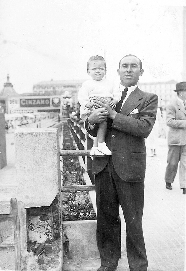 El abuelo Manuel en 1939 con Teresa en brazos, la madre de Francisco, por La Rambla de Mar del Plata, la zona más turística.