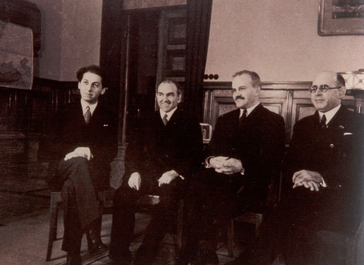Marcelino Pascua y Viacheslav Molotov (segundo y tercero por la izquierda) en Moscú en 1936.
