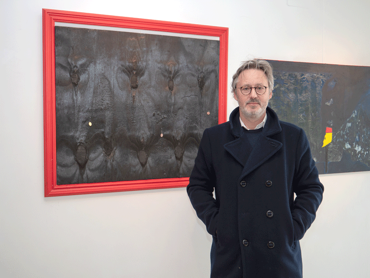 El artista ante una de sus obras. | VICENTE GARCÍA
