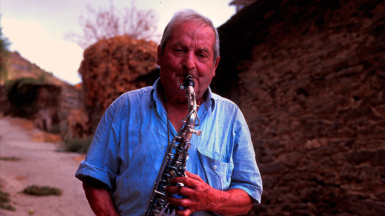 Sergio, el saxofonista de Odollo, tocó en una orquesta y fue músico hasta el final de sus días. | CECILIA ORUETA