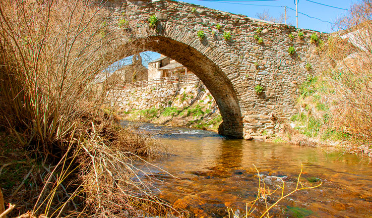 En la imagen, puente medieval en Barrio de la Puente. | SIENTE OMAÑA