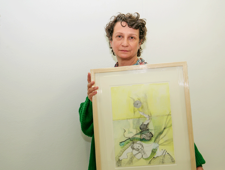 La artista berciana con otra de sus obras de la exposición 'Elipsis de luz'. | VICENTE GARCÍA