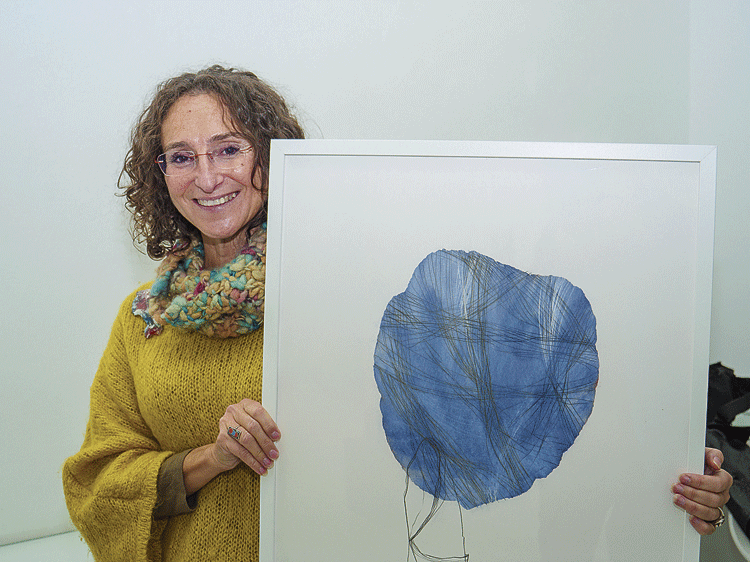 La artista con una obra de la serie 'Pulsos'. | VICENTE GARCÍA