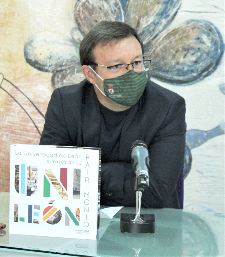 José Manuel Trabado junto a la publicación. | ULE