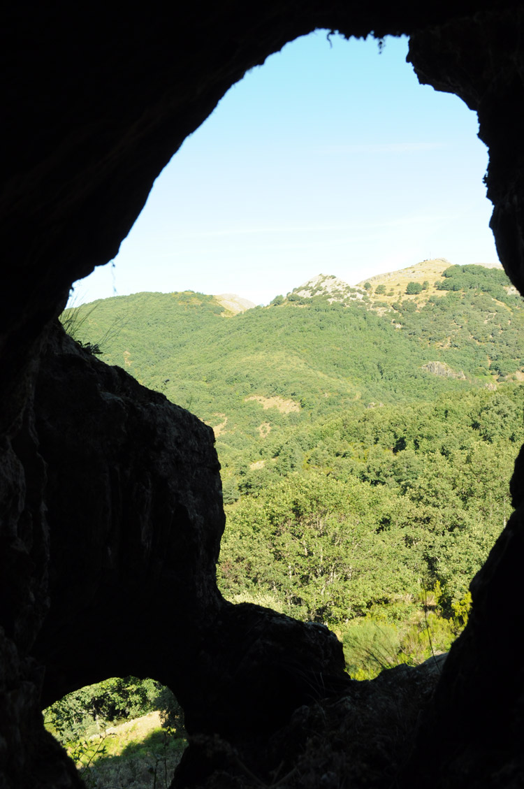 Interior de la Peña de la Agüela de Fenar de Candanedo. | LOBO SAPIENS