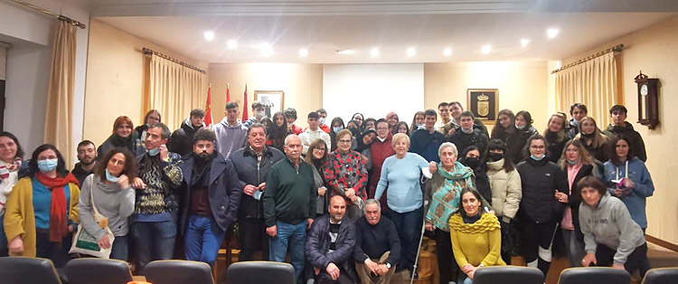 Los participantes en el filandón protagonizado el pasado martes en Boñar por los habitantes de los pueblos anegados y los alumnos de bachillerato.