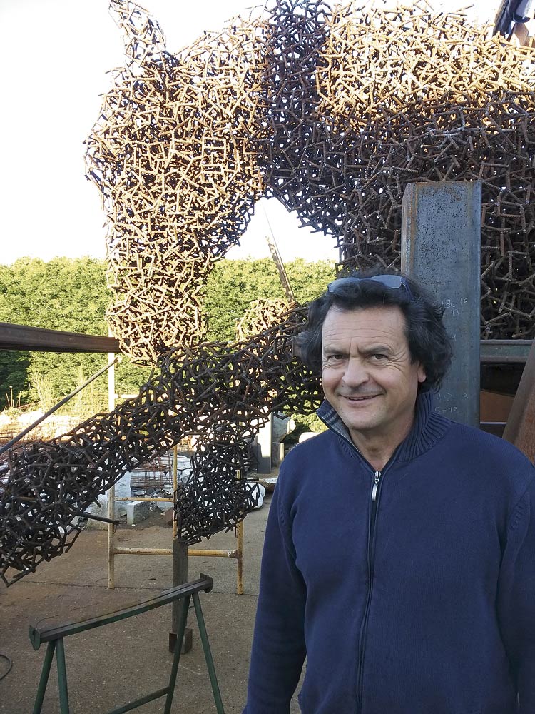 AmancioGonzález ante la escultura de SanJorge en su taller. | CHIMENO