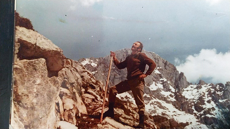 Manolo en los años 70 en el espectacular paraje donde vivía y que se resistió a abandonar para bajar a Caín.