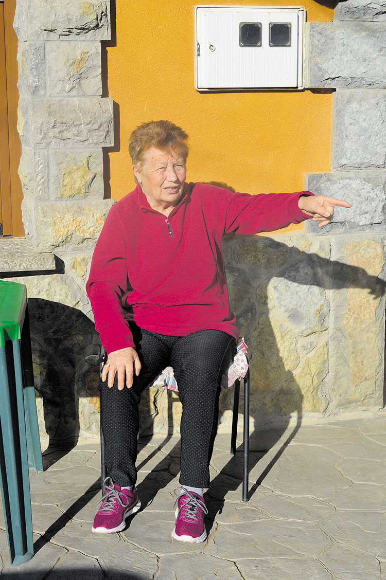 Juana, en la actualidad, parece señalar los caminos que durante 36 años tuvo que recorrer para su trabajo diario de cartera en el Valle. | F.F.