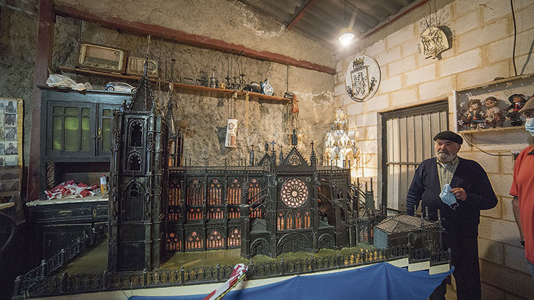La publicación de las láminas de las vidrieras de la Catedral en La Crónica le hizo replantearse las proporciones y empezar nuevamente el monumento. | MAURICIO PEÑA