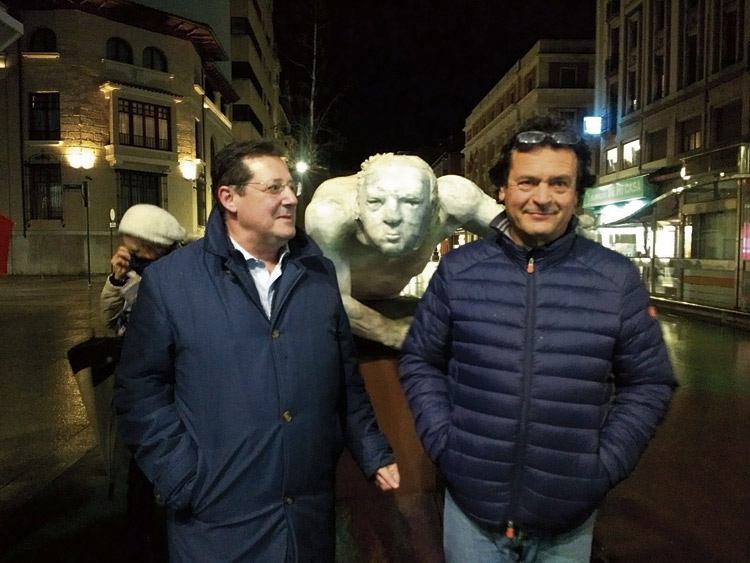 José Mª Fdez Chimeno con Amancio González posan ante ‘El Sireno’.