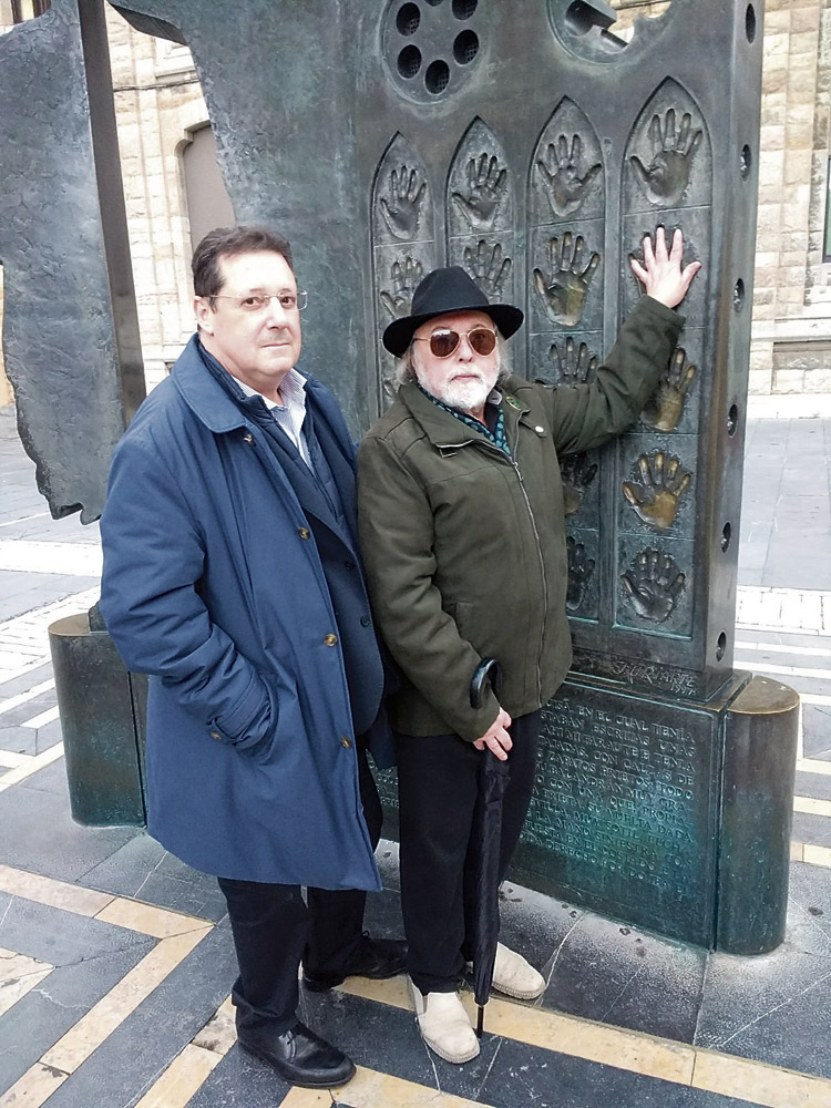 José María Fernández Chimeno con Juan Carlos Uriarte en la escultura de éste en homenaje a los escultores y canteros.