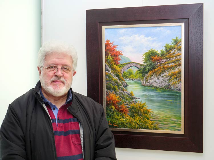 Coloma ante un paisaje asturiano. | VICENTE GARCÍA