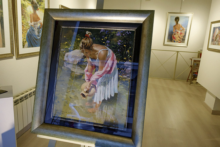 Algunos de los cuadros del artista levantino que se exponen actualmente en la galería Bernesga. | VICENTE GARCÍA