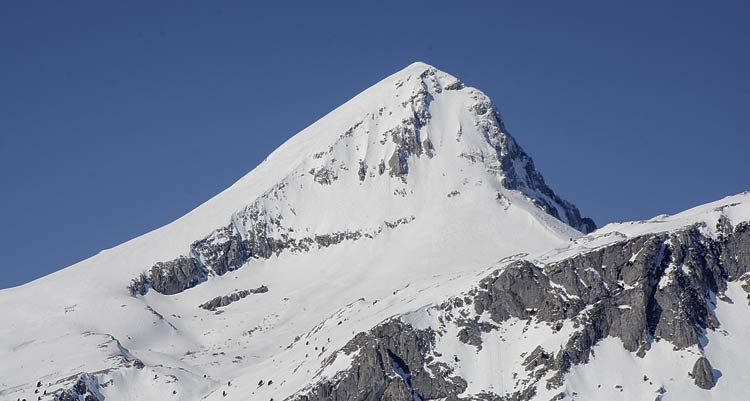 Cumbre del Yordas o Burín desde Riaño en invierno. | VICENTE GARCÍA