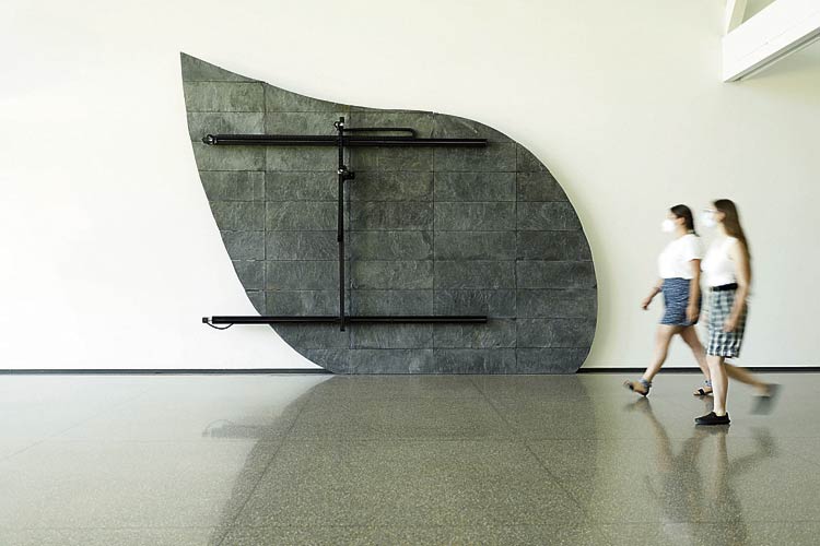 ‘Devolver su ruido’, obra de pizarra cuyo relieve es traducido a sonido por un robot y emitido en el exterior. | FCAYC