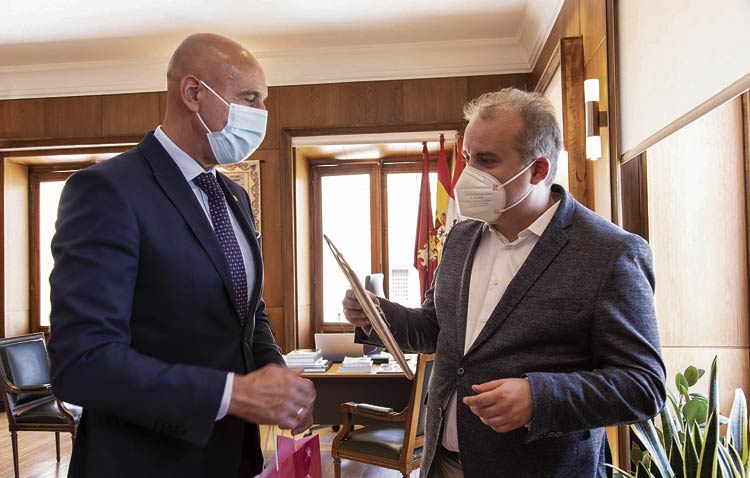 El alcalde de León José Antonio Diez recibió al pianista valenciano y éste le hizo entrega del disco. | MARÍA DÍEZ