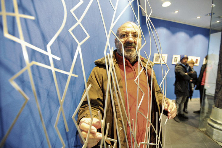 Esteban Tranche en una exposición de Ármaga. | DANIEL MARTÍN