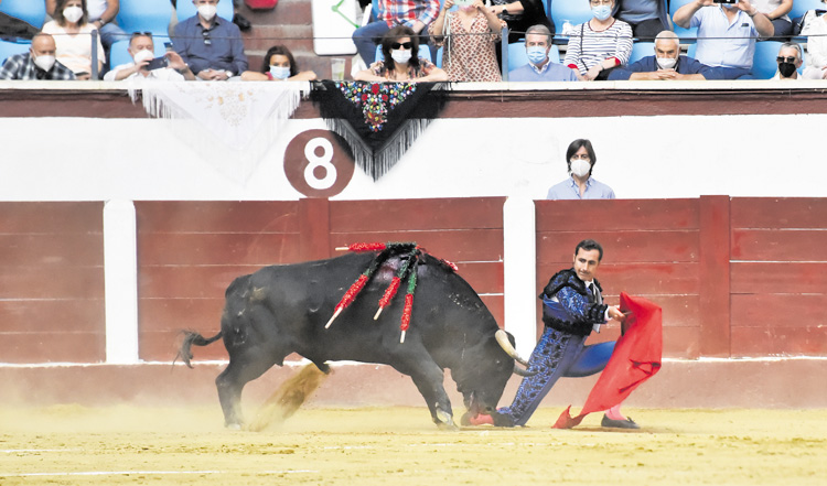 El Fandi lo intentó todo para compensar el calor de una afición que está con él pero no tuvo suerte ni con los toros ni con la espada. | SAÚL ARÉN