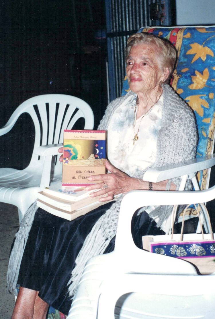 Presentando sus libros hasta el final. | FAMILIA REY BARREDO