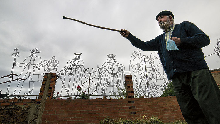En la tapia del huerto familiar Miguel ha hecho con varillas figuras de peregrinos, brujas, reyes, don Quijote y Sancho o la fragua de Vulcano. | MAURICIO PEÑA