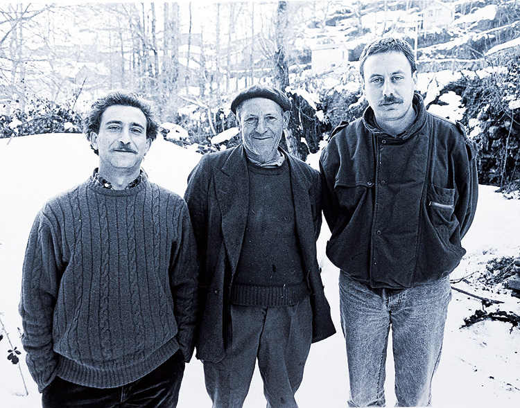Llamazares y Yuma en Aira da Pedra con Raúl, que el anterior invierno había estado 20 días aislado. | RICARDO GUTIÉRREZ / EL PAÍS