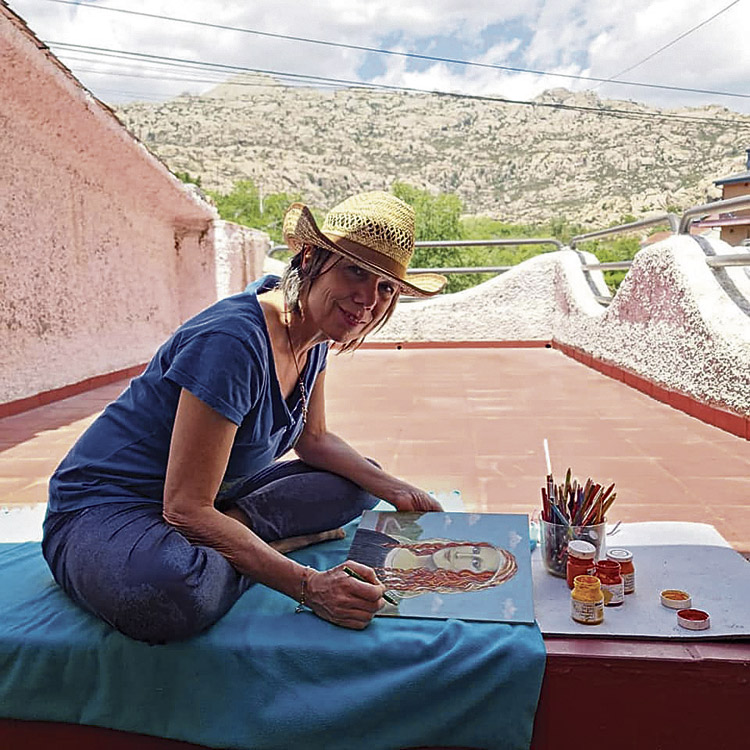 La artista italiana Francesca Marinata en plena ejecución de uno de sus retratos femeninos.