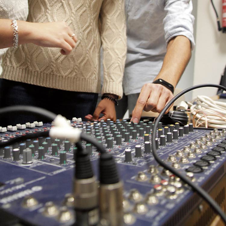 Taller de Genzo P. 'Jacky y los conectores'. | MUSAC
