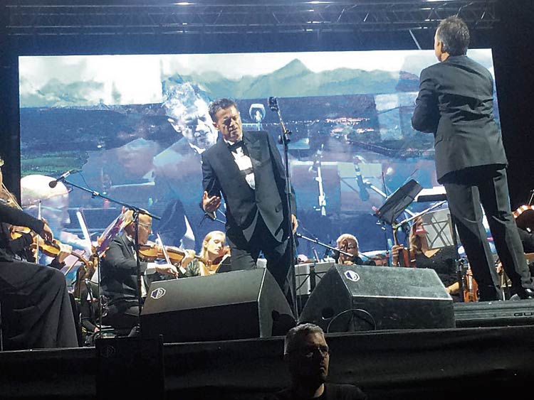 La Orquesta Ibérica con Santiago Auserón en Riaño en 2016.