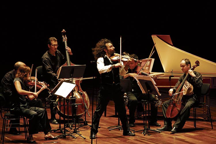 Acompañando al violinista libanés Ara Malikian. | JOSÉ MANUEL GUTIÉRREZ