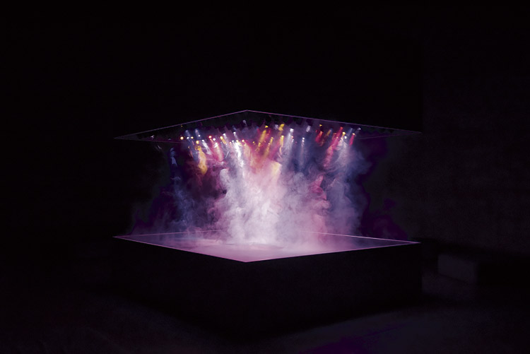 Espectacular instalación de luz y sonido de la exposición colectiva ‘Metanarrativas. Colección Musac’. | SAÚL ARÉN