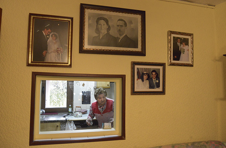 Isabel sigue con su vida, nunca le falta una cafetera preparada, pero rodeada de los recuerdos de su vida en el poblado de Casetas con Maxi. | MAURICIO PEÑA