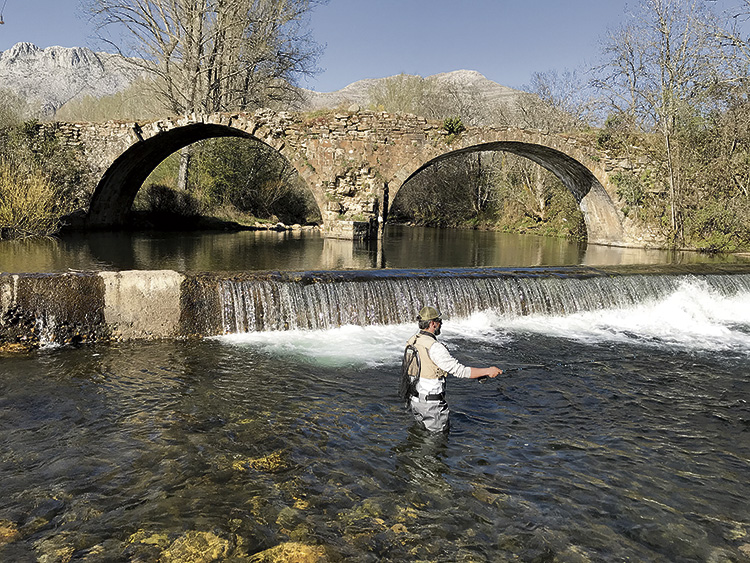 Con Serrilla de un lado y Villalfeide del otro, el histórico puente compone un remanso de paz en el centro del recorrido del Torío. | L. PASTORIZA