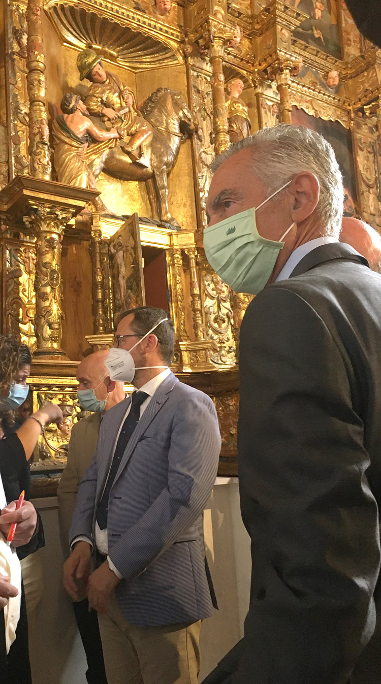 Fernando García y Gumersindo Bueno frente al retablo restaurado.