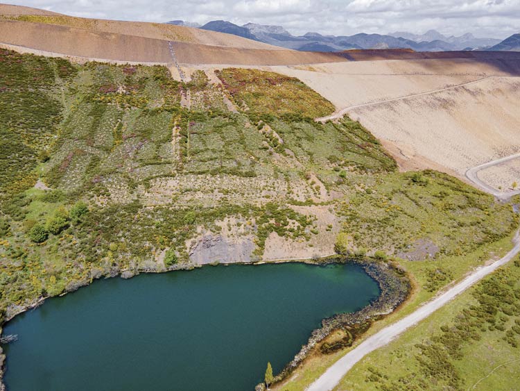 Laguna la Miranda con el macizo de Ubiña al fondo. | VICENTE GARCÍA