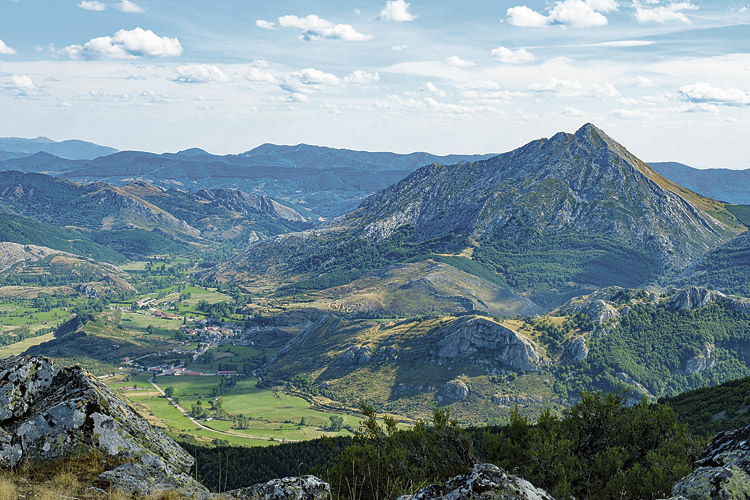 Puebla de Lillo bajo el Susarón desde la cima. | VICENTE GARCÍA