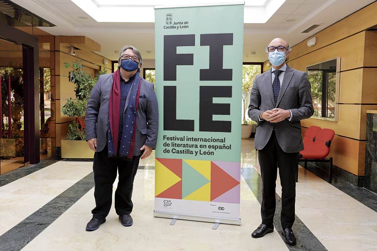 El director literario Jesús Ruiz Mantilla con el consejero Javier Ortega. | ICAL