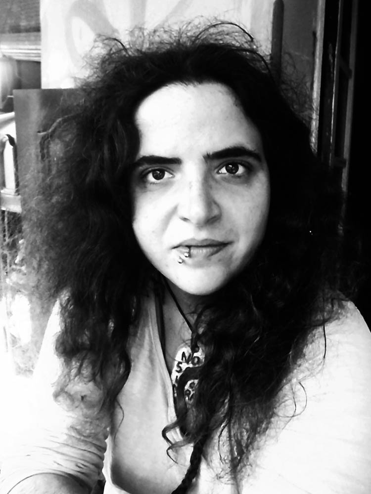 La poeta Mareva Mayo. | AUTORRETRATO