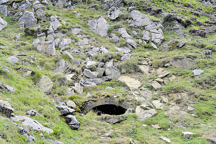 El hueco en el valle de Riosol delata la existencia de la vieja mina debajo. La de Miñera de Luna fue la única existente fuera de aquella montaña oriental | R.M.