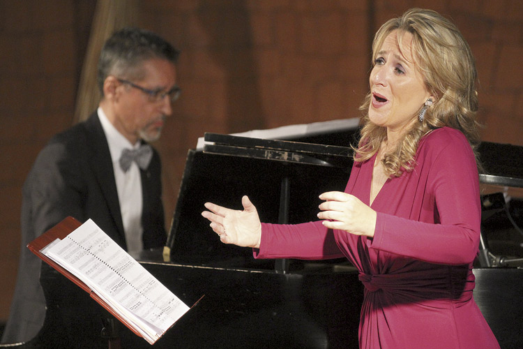 La soprano Ana Nebot acompañada al piano por Aurelio Viribay. | JUAN LUIS GARCÍA