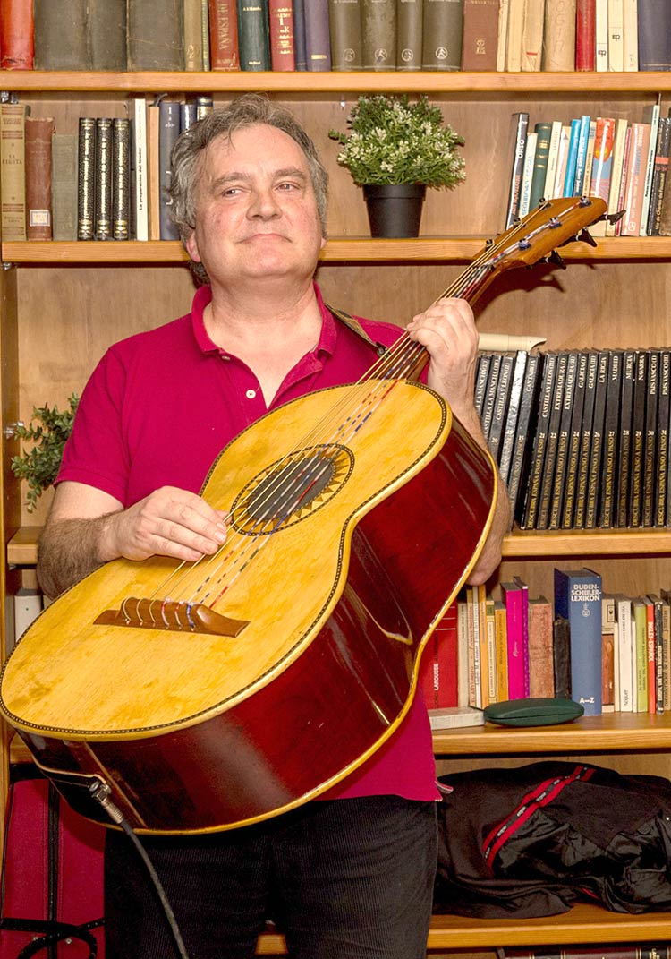 Óscar al guitarrón en el Ret Marut con Jaula 13. | VICENTE GARCÍA