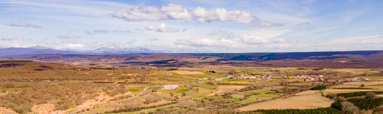 La Vega de Almanza y las montañas palentinas desde Valdefuentes. | VICENTE GARCÍA