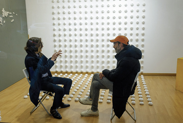 La performance íntima que reúne al artista con solo uno de los visitantes de la exposición. | VICENTE GARCÍA
