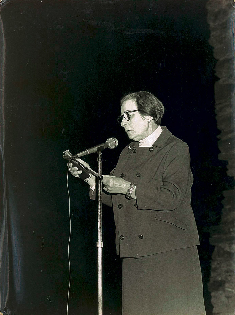 Manuela López García en un acto literario.