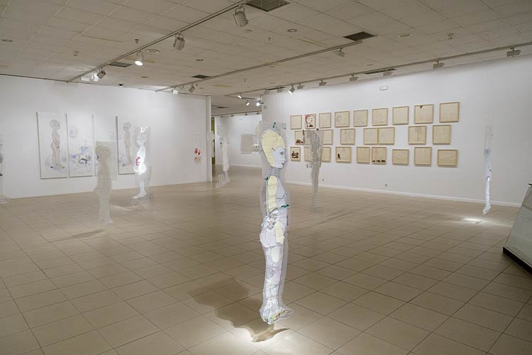 Vista de la primera de las salas que alberga la muestra de la artista Reme Remedios. | VICENTE GARCÍA