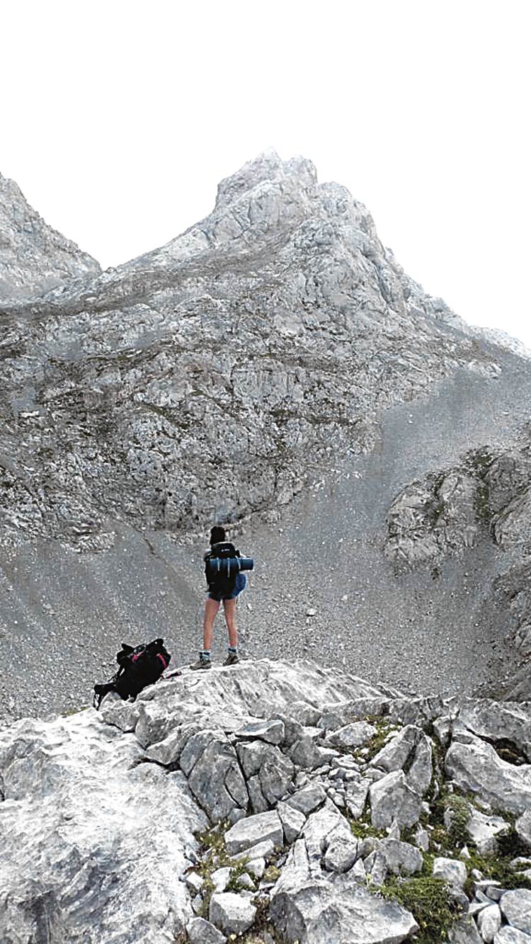 Trabajo de campo en Picos de Europa con Irene Grau. | ÁLEX GRAU