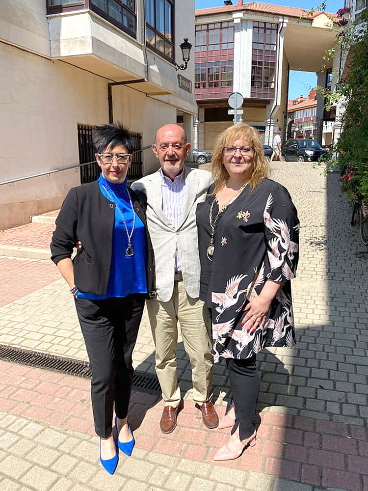 Manuel Valero en Riaño con dos nietas de José Álvarez Rojo.